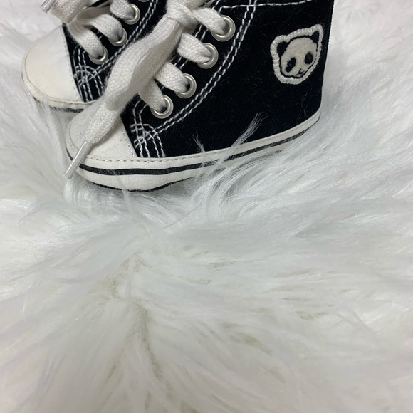 5/$35💥Newborn Sneaker Booties - Picture 3 of 4